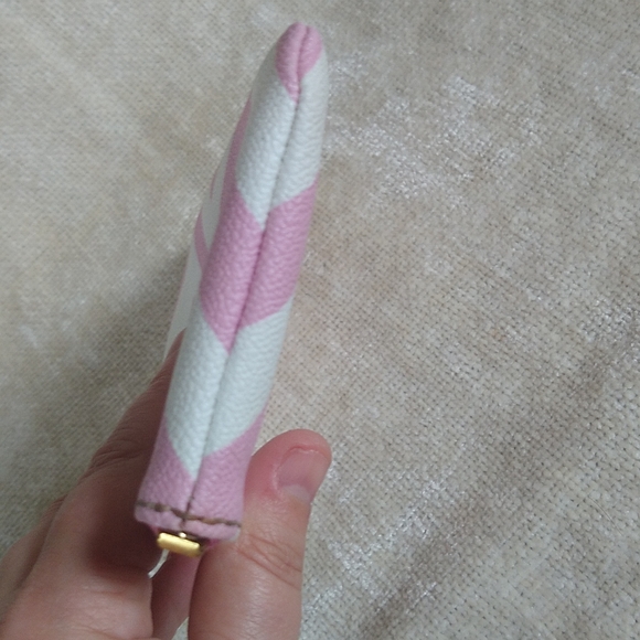 ⌛️ CLEARANCE  - Authentic Dooney and Bourke pouch - Picture 4 of 7